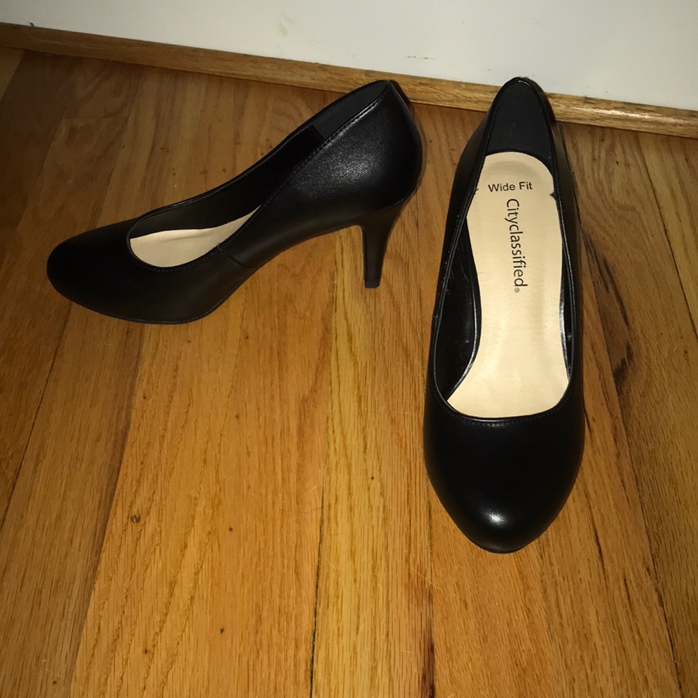Black classic pumps!
